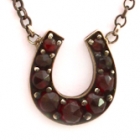 024-ss-victoriangarnet-horseshoe-pendant